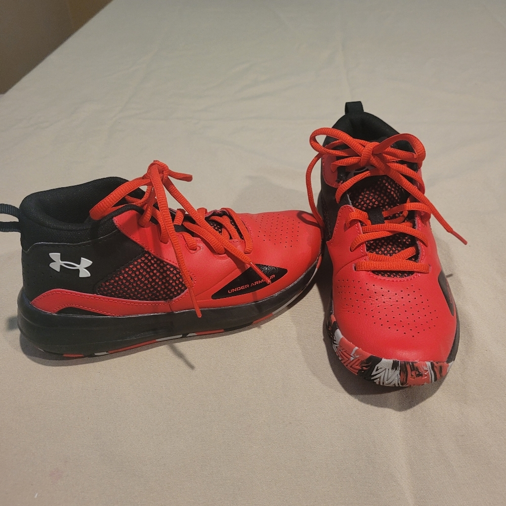 Boys underarmour basketball shoes